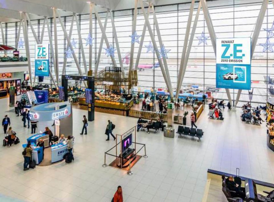 europemedia_impianti_pubblicitari_banner_verticali_aeroporto_polonia_area_skycourt