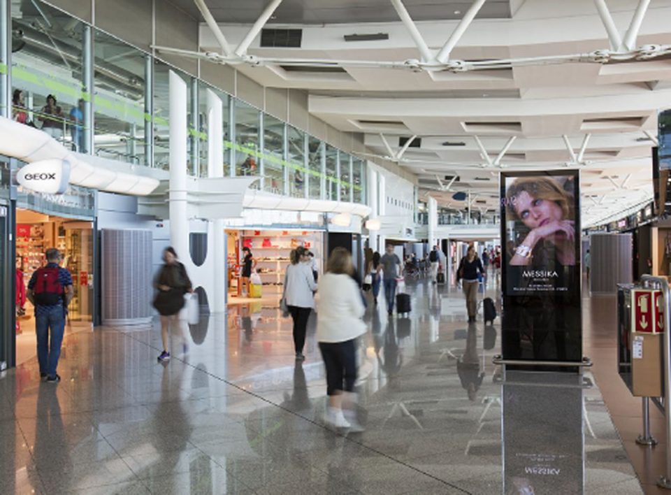 europemedia_impianti_pubblicitari_digitali_aeroporto_porto_portogallo_1-960x708