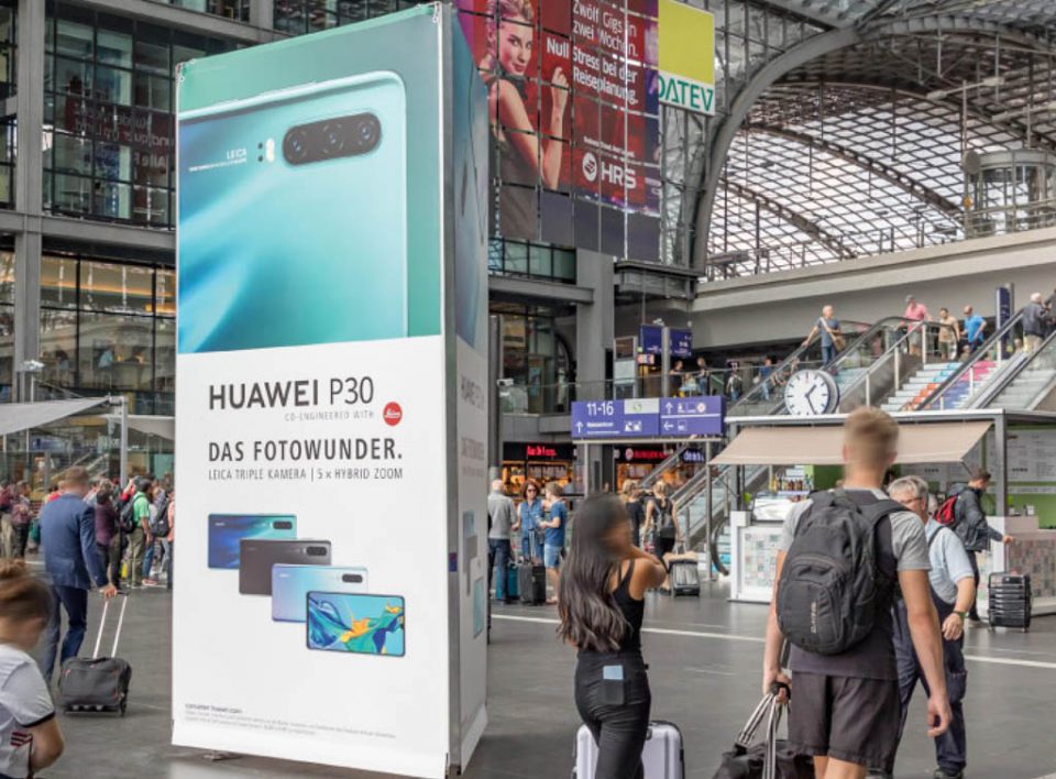 europemedia_impianti_pubblicitari_germania_Stazioni_ferroviarie_totem_2-960x708 systèmes de publicité dans les gares en Allemagne