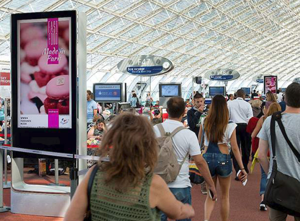 europemedia_écrans numériques des systèmes de publicité pour les aéroports_paris